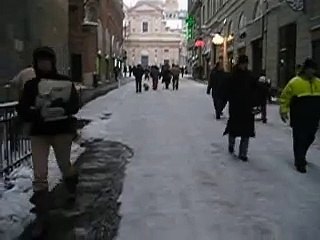 Tipo si getta con gli sci giu da via San Lorenzo a Genova