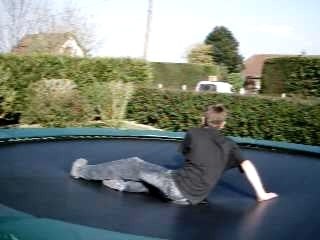 Méga saut sur le trampoline d'un pote