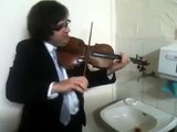 Un violoniste joue avec le bruit d'un robinet grippé... Magique!