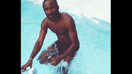 Doumbia canta mentre fa l'hydrobike