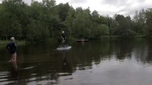 Un hoverboard propulsé par une turbine permet de voler au dessus de l'eau