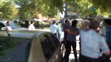 Polise önce kafa attı, ardından yumruk !