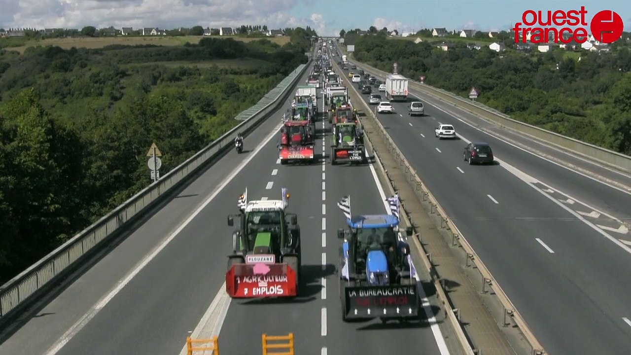 Des dizaines de tracteurs sur la RN12 à Saint-Brieuc en direction de Paris
