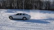 trappen met een leen auto in de sneeuw