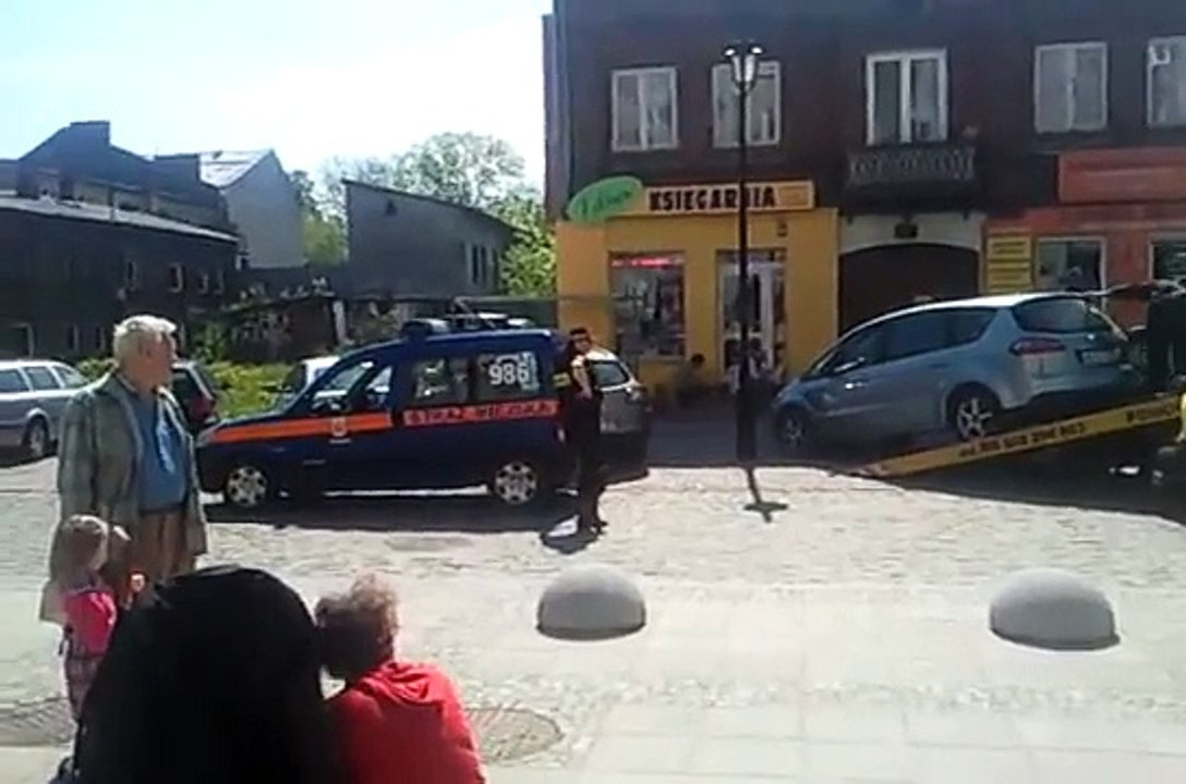 Żyrardów - Straż Miejska wywozi samochody z deptaka na ul Okrzei - 14.05.2013