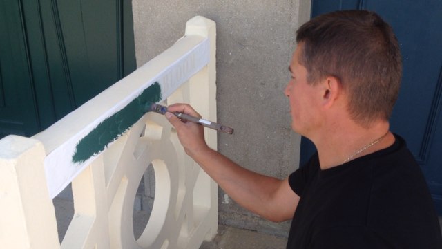 Comment sont peints les noms de stars sur les cabines de plage?