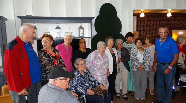 Wethouder v.d. Schaaf plant wensboom Terras a/d Maas / Spijkenisse 2015