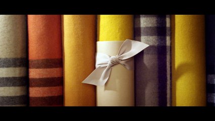 Les étapes de fabrication de l'écharpe Burberry