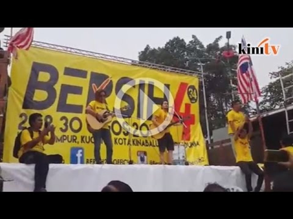 11.15am - Lagu 'Yellow' berkumandang di Dataran Merdeka