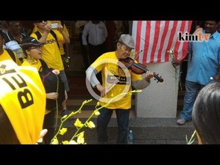 12.45pm - KL Sentral: Gesekan biola bagi hiburkan peserta