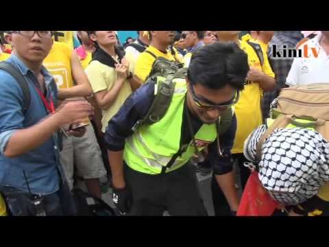5.21pm: Dataran Merdeka - Peserta BERSIH pengsan