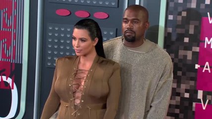Kanye West y Kim Kardashian ofrecen zapatos gratis a hombre que busca riñones