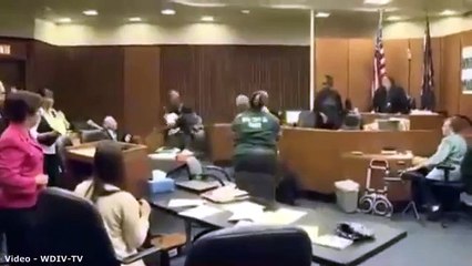 Un assassin se fait taper par une victime en plein tribunal !