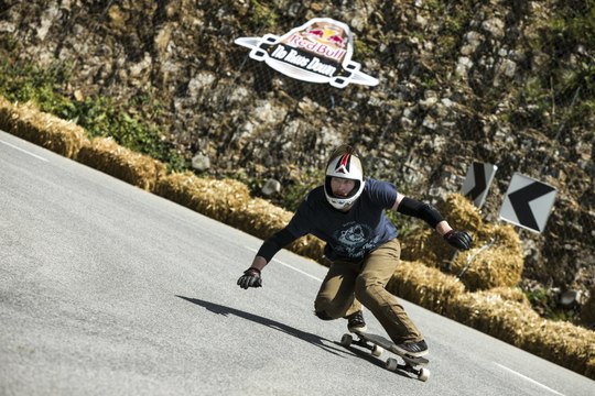 Agressive Downhill Longboarding w/ No Hands Allowed