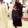 الشيخ حمد يصادف ابنه الامير تميم في احد المدارس