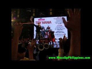 Alodia Gosiengfiao giving away posters at Resorts World