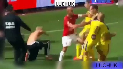 Aksi Gila Seporter Bola - Seporter Sepak Bola Masuk Lapangan Saat Kik Off