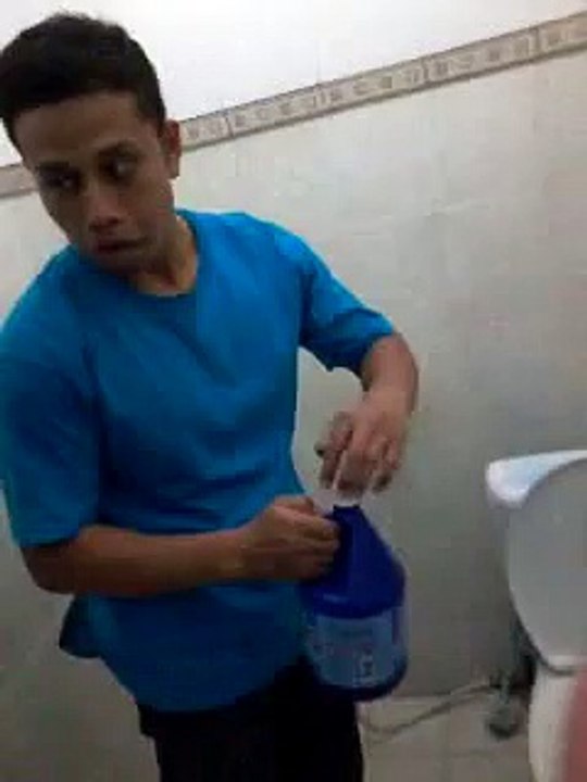 Birzinah (MESUM) Di Toilet