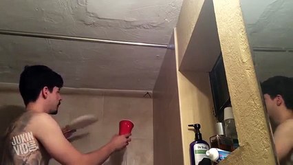 Así reaccionó un hombre al ver una araña en su baño