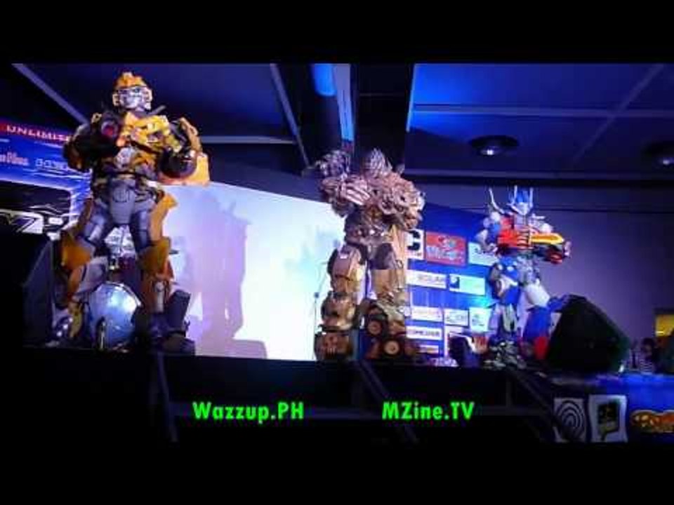 transformers cosplayers dancing at toycon move like jagger