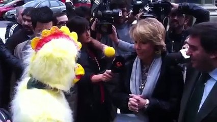 Varios indignados le «montan el pollo» a Esperanza Aguirre en A Coruña