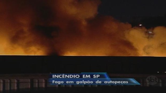 Incêndio destrói galpão de autopeças em São Paulo
