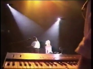 Napoleon Boulevard: Júlia nem akar a földön járni