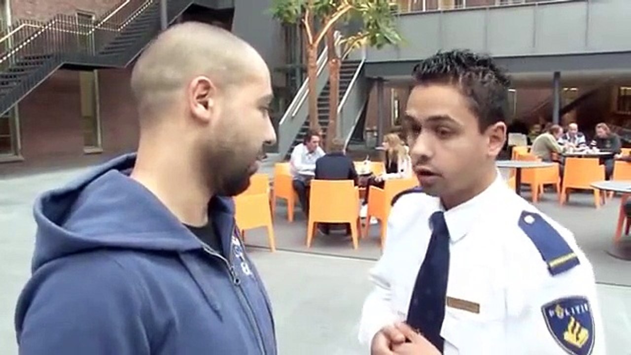 Sal neemt een kijkje op de Politieacademie.