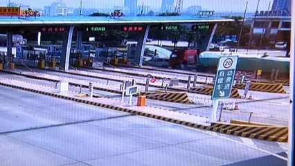 Truck smashes into end of queue of traffic in China