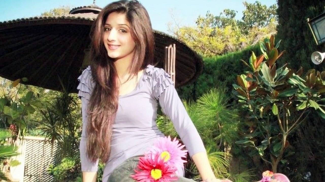 Ranbir Kapoor Kisses Pakistani actress mawra hocane