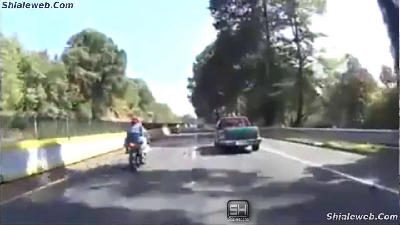 MOTOCICLISMO EXTREMO EN CARRETERA UN GRUPO DE MOTOCICLISTAS CORRIENDO ENTRE LOS CARROS A TODA VELOCIDAD SEPTIEMBRE 2015