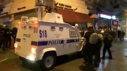 BİR GÖSTERİCİNİN AKREPİN ALTINDA KALMAKTAN KURTULDUĞU AN