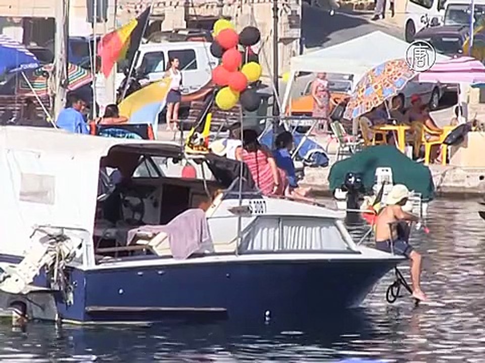 Мальтийцы состязались в беге по скользкому бревну