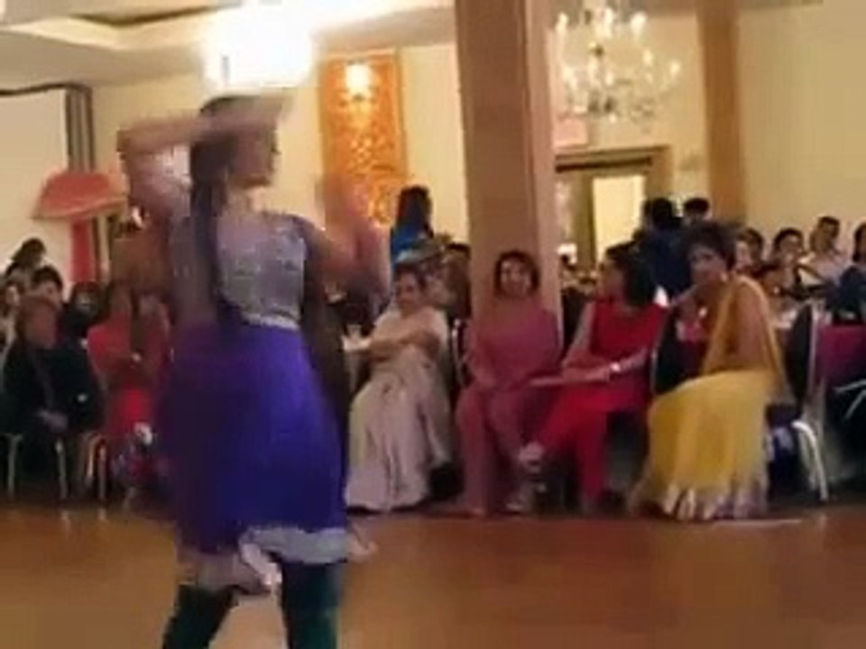 Desi Wedding Dance 'Mehndi Hai Lagne Wali'