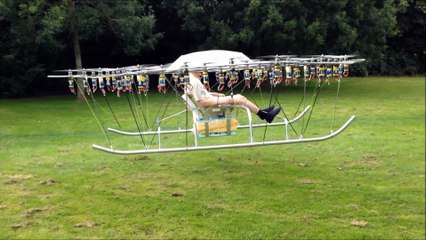 Скачать видео: Il fabrique un hélicoptère avec 54 drones volants.