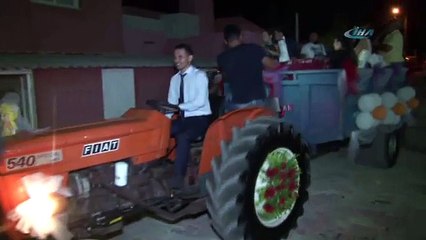 Traktör gelin arabası oldu