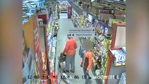 Carterista roba a una anciana en supermercado