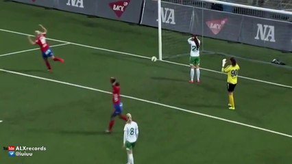 Helén Eke met l'un des plus incroyables buts contre son camp!