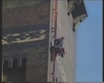 Fred Dibnah grimpe tout en haut d'une cheminée sans corde de sécurité