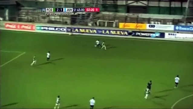 Kendi kalesine inanılmaz bir gol!