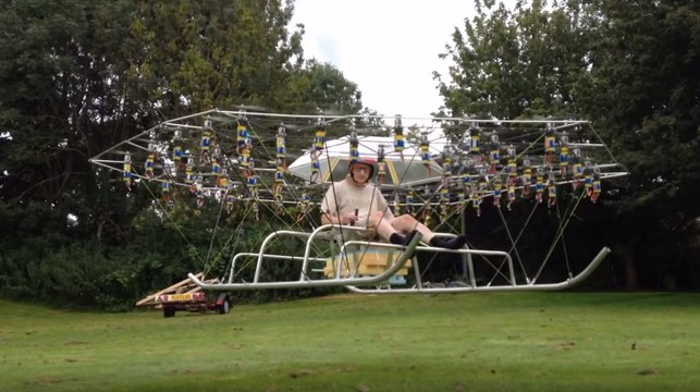 Il réussit à décoller avec 54 moteurs de drone !