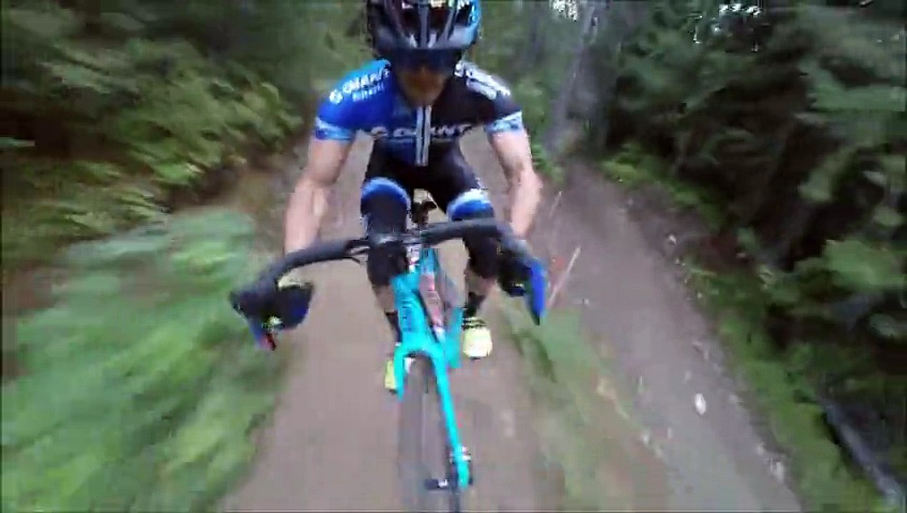 Yoann Barelli dévale une piste de descente et de dirt en cyclo-cross