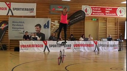 Girl Shows Amazing Skills On The Bike - VidoesMunch