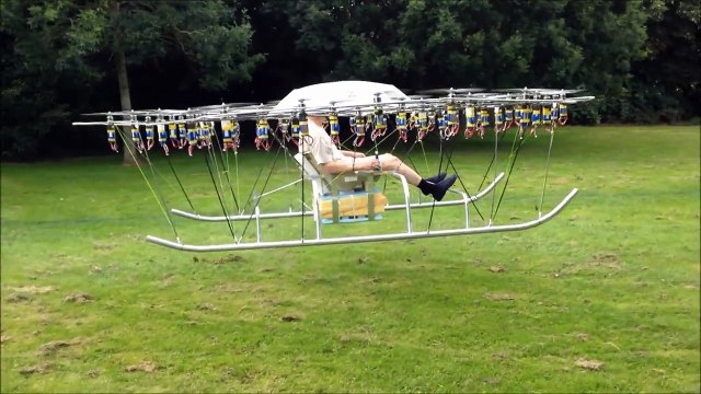 Il construit un Super Drone avec 54 moteurs de drone et s'envole !