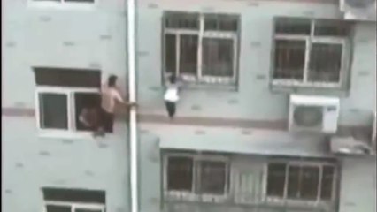 Une fillette sauvée de justesse alors qu'elle allait chuter du quatrième étage