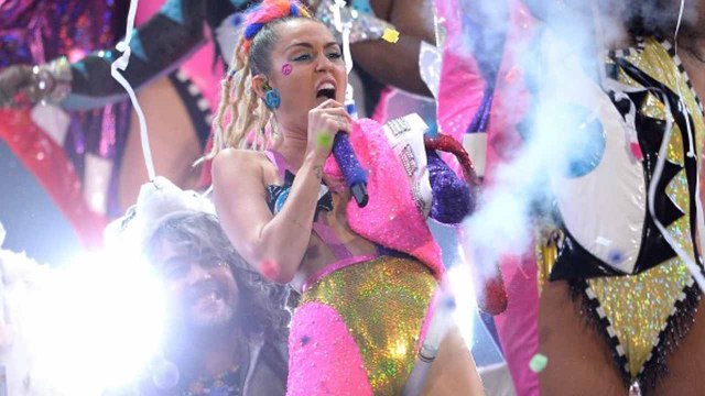 (VIDEO) Miley Cyrus DISSES Kanye West, Shares Joint With Media | MTV VMA 2015