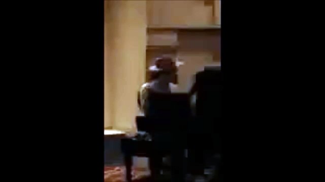 Justin Bieber playing Apologize by OneRepublic on the piano with Xenia Deli in LA August 21, 2015