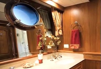 Molokai Strait expedition yacht video