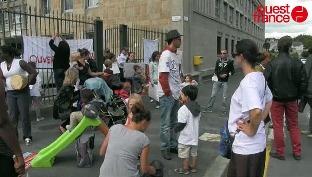 Ecole de l'Aurore. Les parents manifestent devant l'inspection à Saint-Lô.