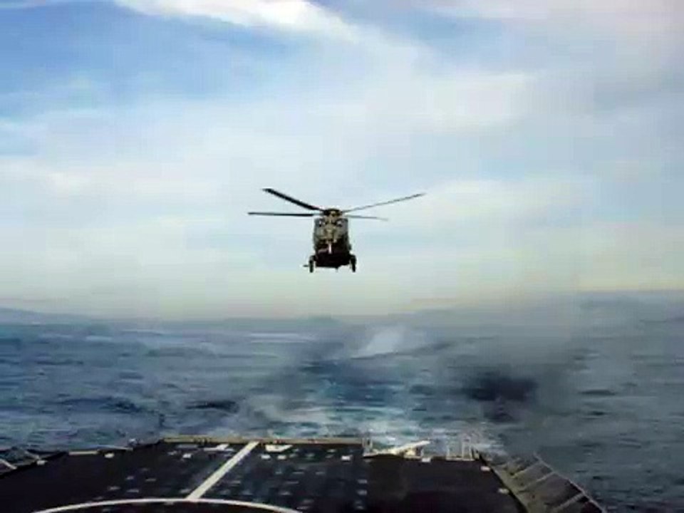 Appontage d'un hélicoptère NH90 la fregate Aconit
